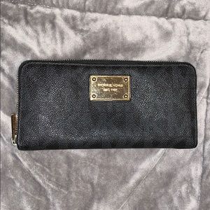 Michael Kors Full Zip around Wallet